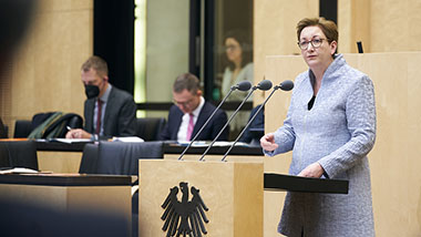 Bundesministerin Klara Geywitz am Rednerpult im Bundesrat (Archivbild)