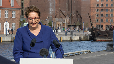Bundesbauministerin Klara Geywitz während ihrer Rede am Wismarer Hafen