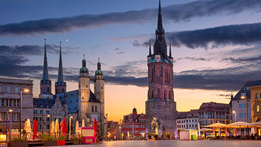 Marktplatz in Halle (Saale) mit der Marktkirche und dem Rotem Turm bei der Dämmerung 