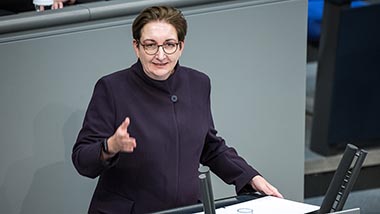 Bundesministerin Klara Geywitz steht am Rednerpult im Deutschen Bundestag