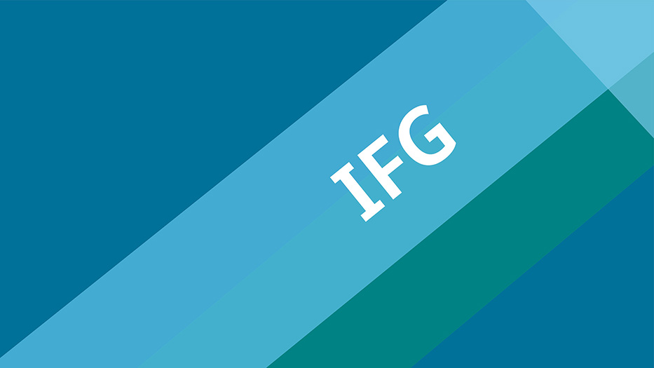 Auf einem Hintergrund aus den Farben petrol, türkis und hellblau stehen die Buchstaben IFG in Großbuchstaben