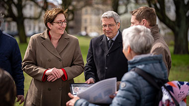 Bundesministerin Klara Geywitz im Austausch mit Vertreterinnen und Vertretern der Stadt Wittenberge über das Projekt der Stadtentwicklung