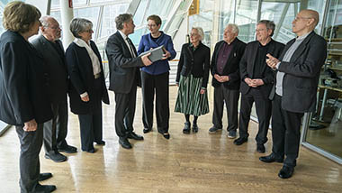 Aufnahme aus der Ausstellung: Die Mitglieder der Historikerkommission übergeben ihren Bericht der Bundesbauministerin