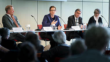 Aufnahme aus der Ausstellung: Bundesministerin Klara Geywitz bei der Pressekonferenz mit den Mitgliedern der Historikerkommission