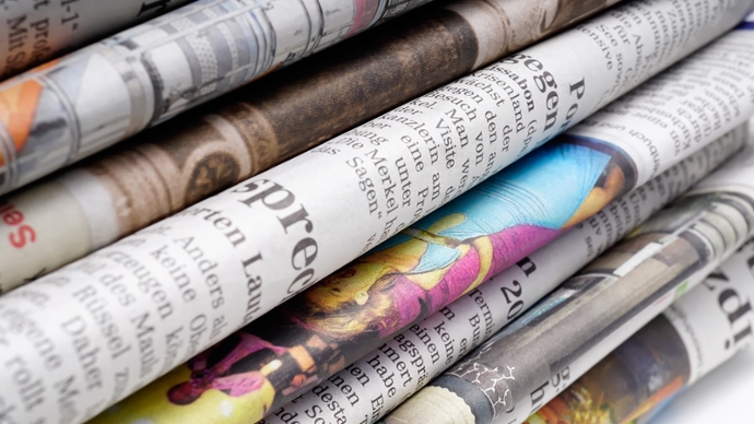 Zeitungsstapel verschiedener Tageszeitungen