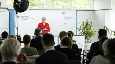 Bundesministerin Klara Geywitz hält vor dem Publik eine Rede