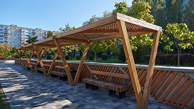 Überdachte Holzbänke im Park