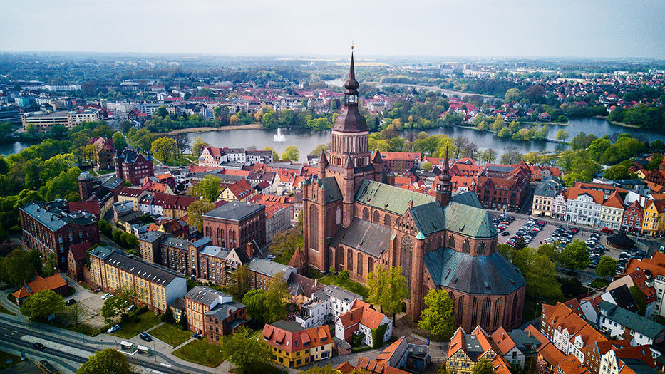 Drohnenaufnahme von Nikolaikirche in Stralsund, Kirche, Altstadt, Teich