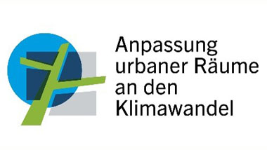 Stilisierter Baum auf einem Kreis in zwei blautönen und dem Schriftzug "Anpassung urbaner Räume an den Klimawandel"