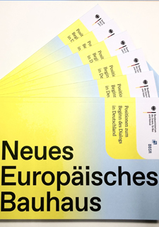 Mehrere Broschüren des Positionspapiers zum Neuen Europäischen Bauhaus als Fächer gelegt