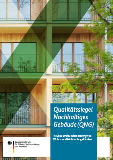 Deckblatt. Ausschnitt eines Holzhauses. Darüber liegt der Schriftzug "Qualitätssiegel Nachhaltiges Gebäude"