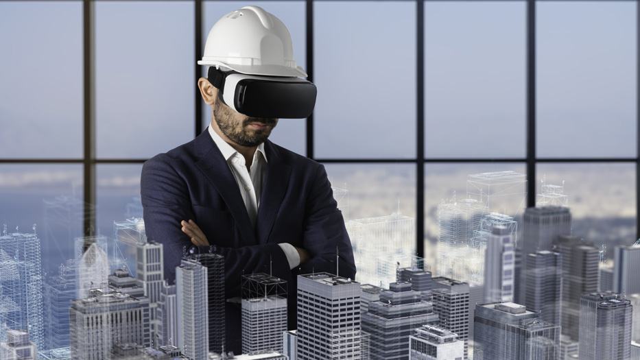 Ein Mann mit einer Virtual Reality Brille und einem Bauhelm sieht auf eine virtuelle Stadt mit Hochhäusern
