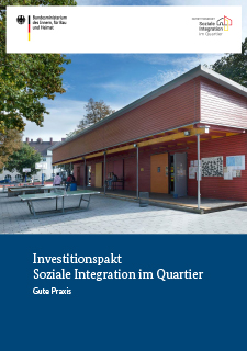 Deckblatt der Publikation "Investitionspakt Soziale Integration im Quartier". Mittig ein Foto der Außenansicht einer Turnhalle mit zwei Tischtennisplatten im Vordergrund. 