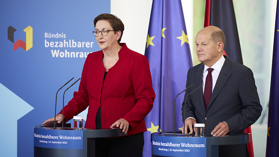 Bundesministerin Klara Geywitz und Bundeskanzler Olaf Scholz beim Pressestatement im Bundeskanzleramt