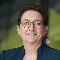 Portraitaufnahme von der Bundesministerin Klara Geywitz (quadratisches Bildfomat)