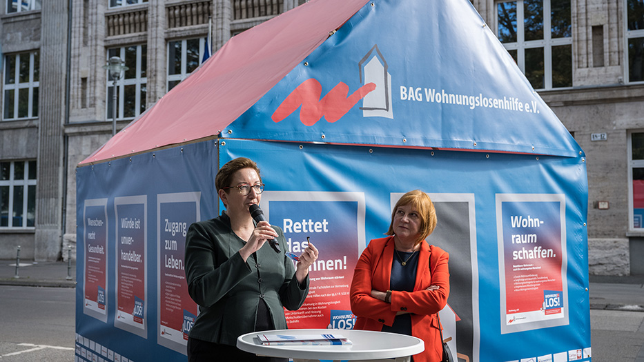 Bundesministerin Klara Geywitz mit der BAG-W-Vorsitzenden Werena Rosenke vor dem kleinen Aktionshaus der Bundesarbeitsgemeinschaft Wohnungslose