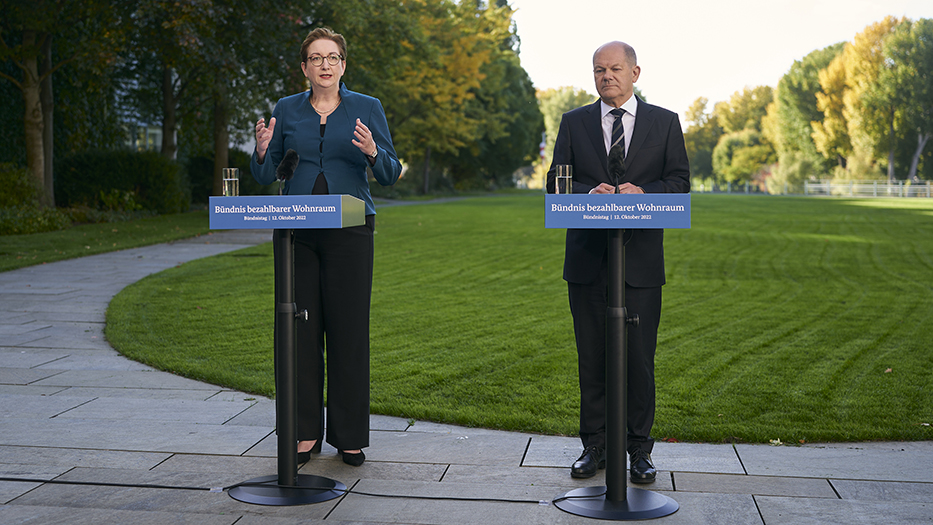 Foto von der Pressekonferenz im Garten des Bundeskanzleramtes mit Bundeskanzler Olaf Scholz und Bundesministerin Klara Geywitz