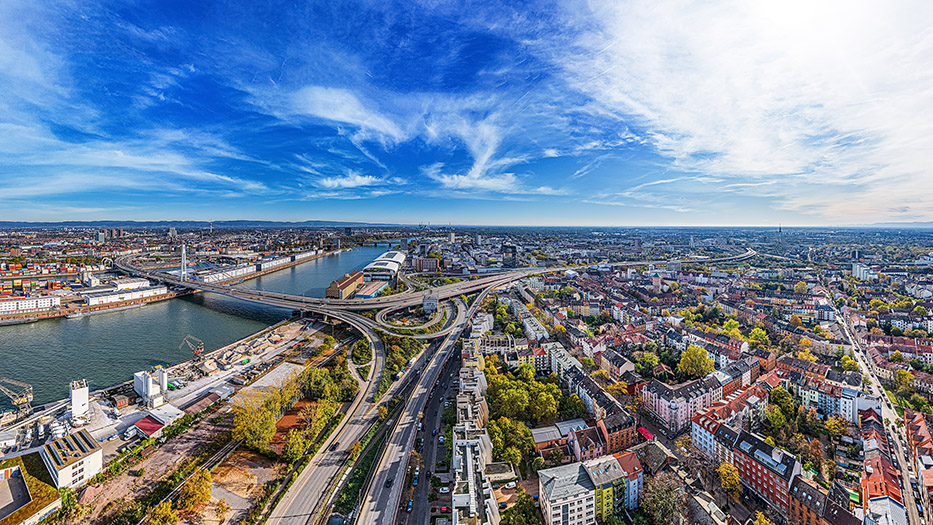 Luftbildaufnahme von Ludwigshafen mit Rhein und blauem Himmel