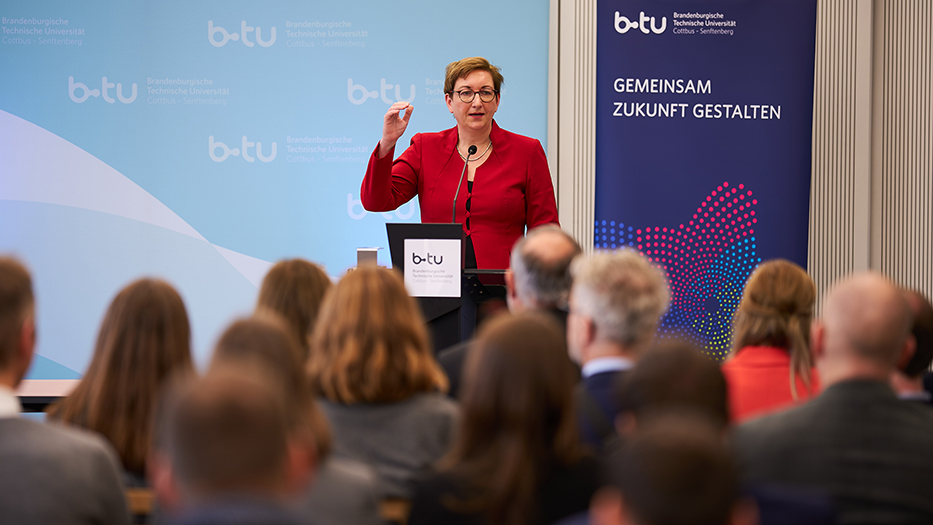 Bundesministerin Klara Geywitz am Rednerpult an der BTU Cottbus