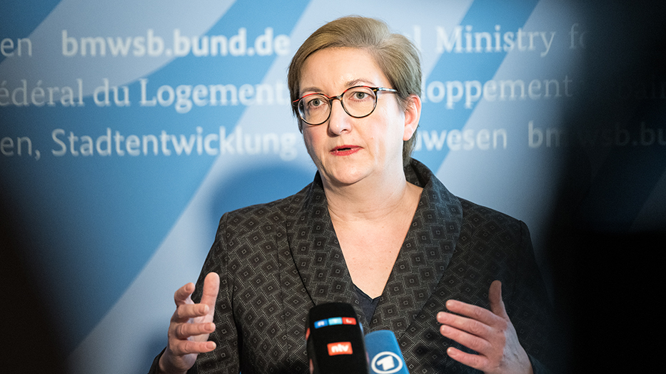 Bundesministerin Klara Geywitz bei einer Pressekonferenz vor Mikrophonen verschiedener Medienanstalten