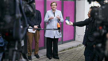 Bundesministerin Klara Geywitz beim Statement vor Medienmikrofonen
