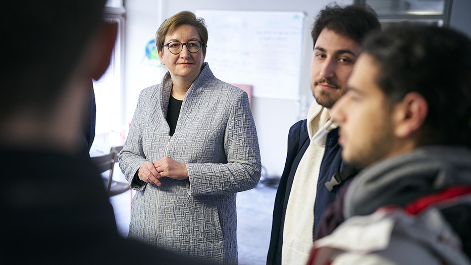 Bundesministerin Klara Geywitz im Gespräch mit Studierenden