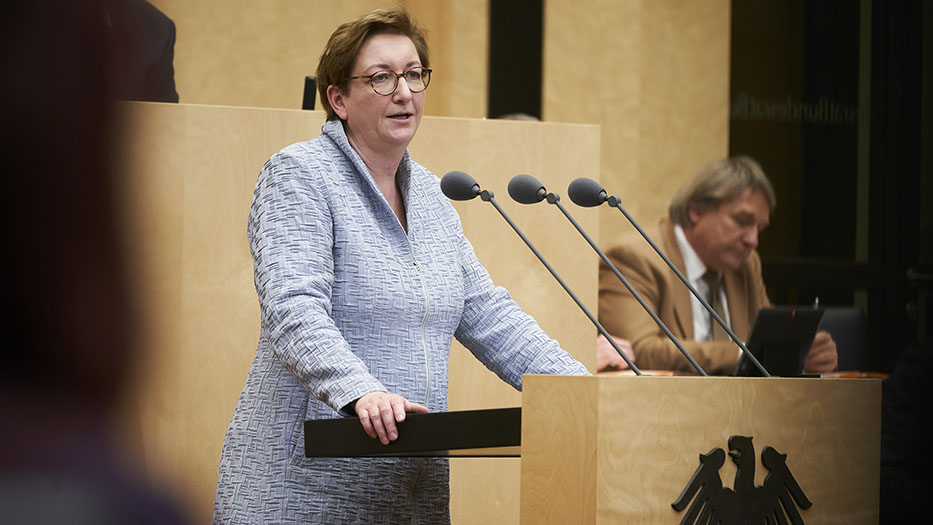 Bundesministerin Klara Geywitz am Rednerpult im Bundesrat