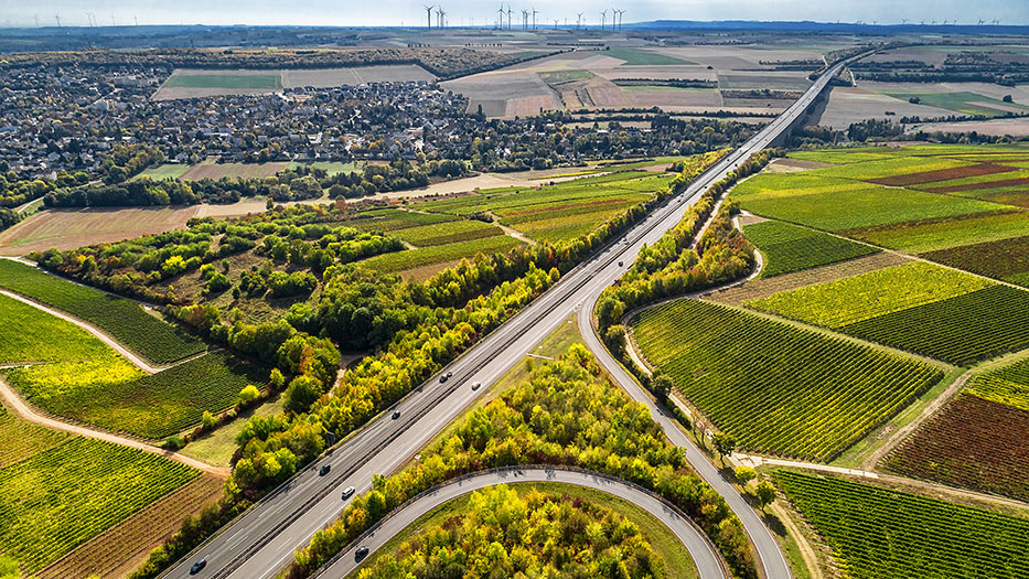 Luftbildaufnahme von der Autobahn A 61 bei Alzey