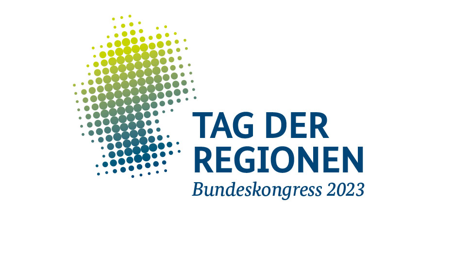 Logo Tag der Regionen - Die Deutschlandkarte mit grünen und blauen Punkten dargestellt. Dazu der Text Tag der Regionen - Bundeskongress 2023