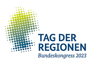 Logo Tag der Regionen - Die Deutschlandkarte mit grünen und blauen Punkten dargestellt. Dazu der Text Tag der Regionen - Bundeskongress 2023