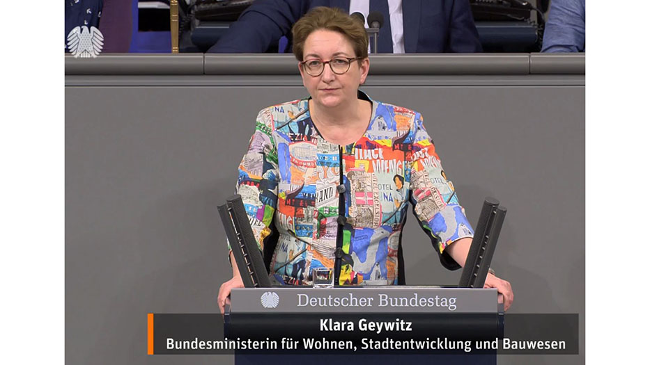 Die Bundesministerin Klara Geywitz bei Ihrer Rede im Deutschen Bundestag am 02. März 2023