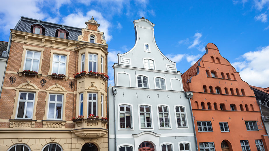 Renovierte historische Gebäude in der Altstadt von Wismar, Mecklenburg-Vorpommern, Deutschland in hellem Sonnenschein