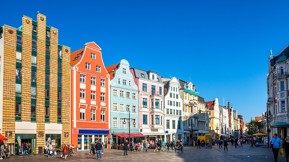 Die Fußgängerzone von Rostock an einem sonnigen Tag mit blauem Himmel