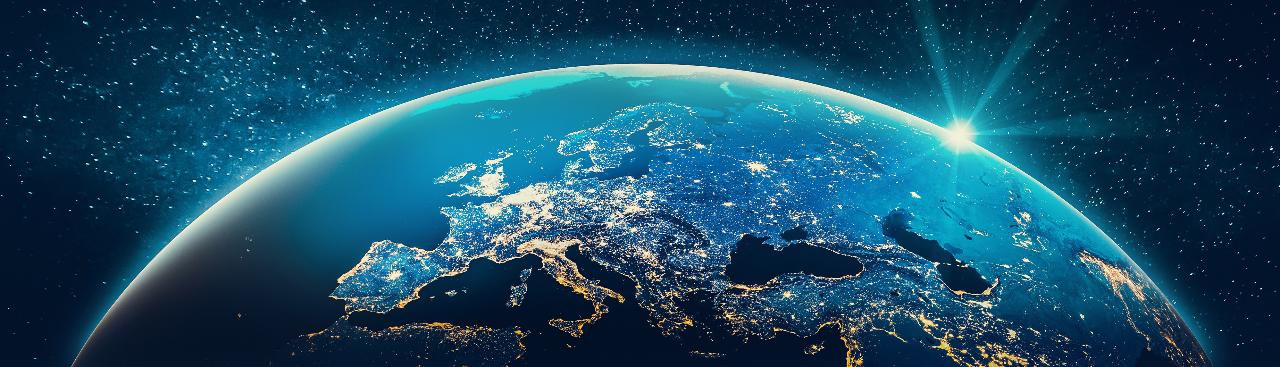 Satellitenaufnahme von der Erde mit Blick auf Europa bei Nacht.
