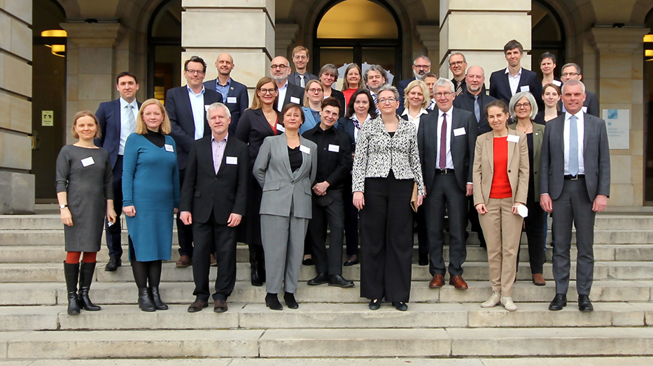 Gruppenbild des Beirats Raumentwicklung zusammen mit Bundesministerin Klara Geywitz
