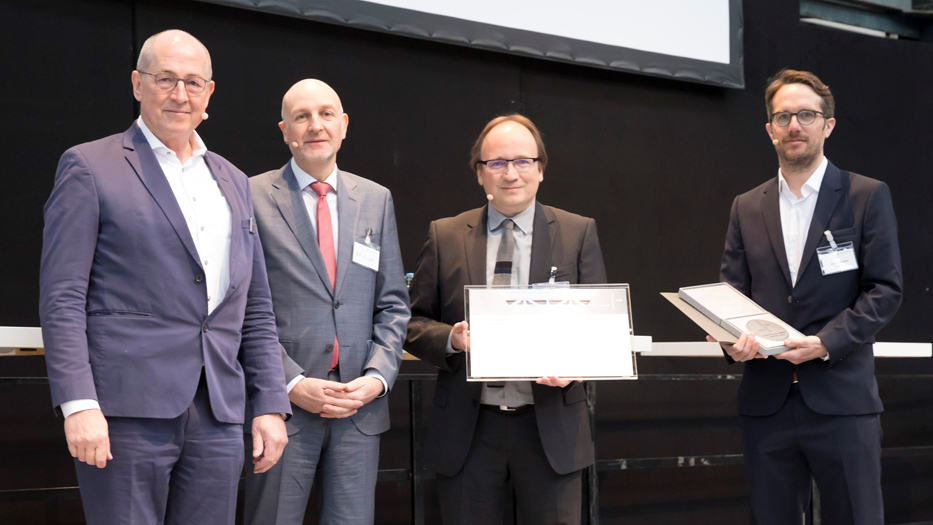 von links nach rechts: Dr. Rolf Heddrich (Geschäftsführer bauforumstahl), Dr. Rolf Bösinger (Staatssekretär im BMWSB), Till Richter (Auer Weber), Florian Zopfy (Architekt)
