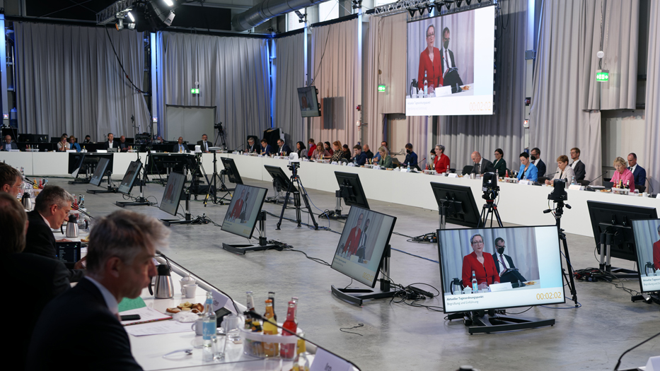 Impression aus dem Konferenzsaal. Auf den Bildschirmen ist BM'in Klara Geywitz zu sehen