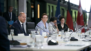 Bundeskanzler Olaf Scholz am Konferenztisch neben Bundesministerin Klara Geywitz