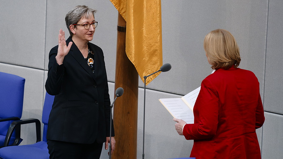 Bundesbauministerin Klara Geywitz schwört mit erhobener rechter Hand ihren Amtseid gegenüber der Bundestagspräsidentin Bärbel Bas