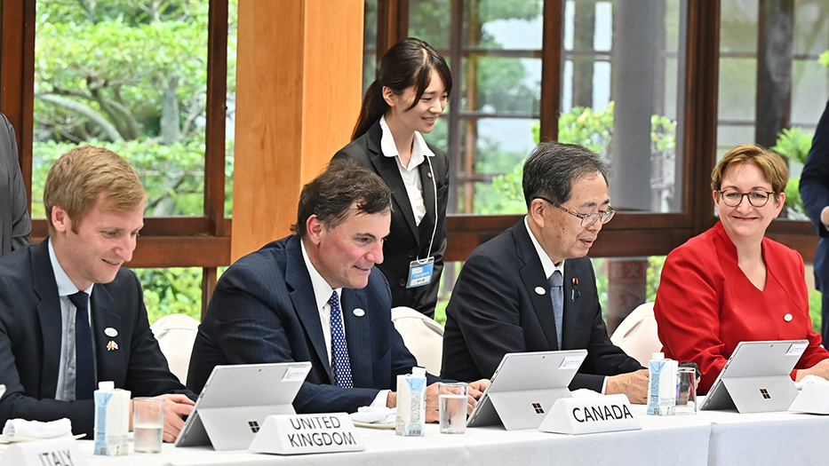 Bundesministerin Klara Geywitz im Rahmen einer Kurzexcursion am Tisch neben dem japanischen Vorsitz des G-Ministertreffens