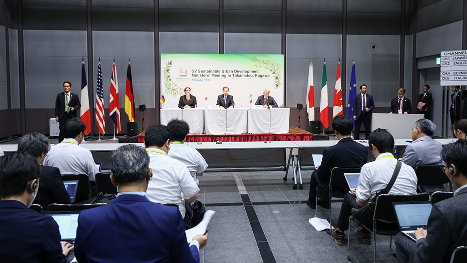 Abschlusspressekonferenz. Ministerin Geywitz (links) in der Mitte der japan. Minister (Vorsitz) und rechts der italienische Minister, der im nächsten Jahr den Vorsitz übernimmt.