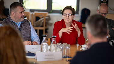 Bundesministerin Klara Geywitz im Gespäch mit den Bürgermeisterinnen und Bürgermeistern in der Altmark