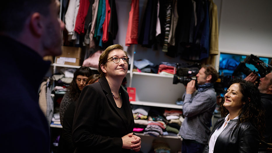 Ministerin Geywitz in einer Kleiderkammer für obdach - und wohnungslose Menschen