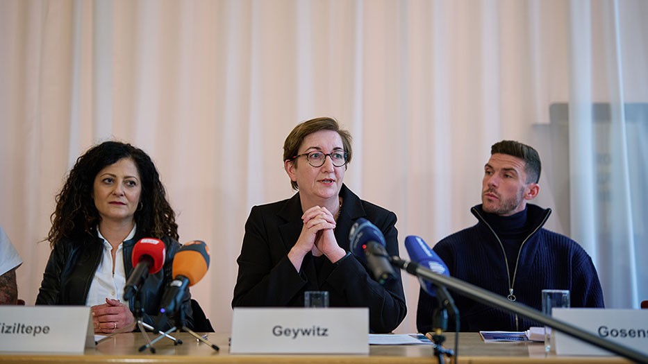 Pressekonferenz der Ministerin Klara Geywitz zusammen mit Cansel Kiziltepe (links) und Robin Gosens (rechts) 